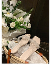 Beliebte transparente Sommersandalen aus Schaffell mit Perlen